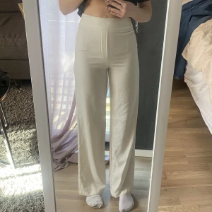 Vita kostymbyxor - Vita kostymbyxor i en rak modell, från bikbok. Frågor via pm. Är 165 cm.