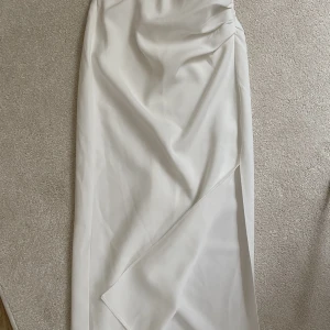 Vit lång kjol från Zara - I nyskick! 