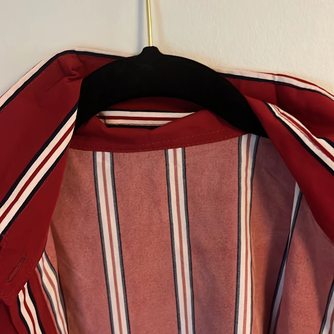 Röd blus man kan knyta  - 91