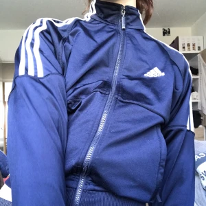 Adidas kofta - Väldigt snygg i barnmodell. Hög krage, högmidjad (?) och puffiga armar i bäst skick 