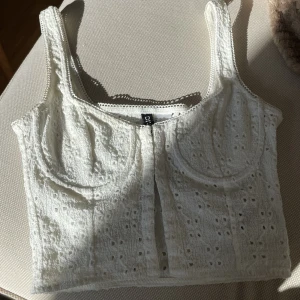 Korsett - Jätte gullig vit korsett. Tyvärr för liten för mig. 