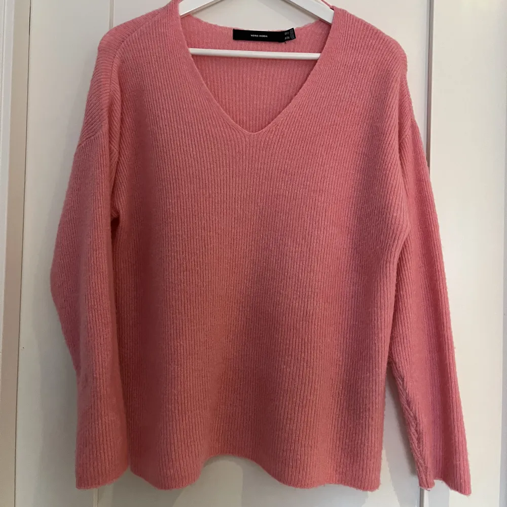 Stickad v-ringad rosa tröja från Vero Moda. Använd fåtal gånger. Färgen syns bäst på första bilden.💕🌸. Stickat.