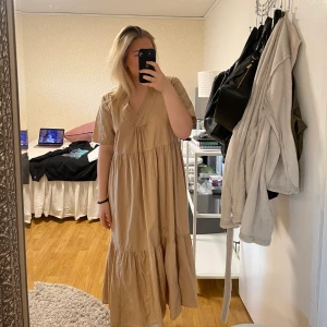 Beige klänning - Super fin beige klänning från Gina tricot i storlek 40❤️  väldigt fin nu till våren och sommaren☀️ ANVÄND INTE KÖP DIREKT FUNKTIONEN 