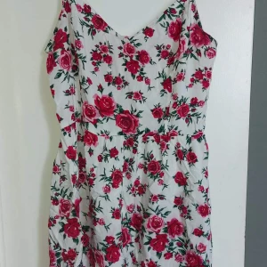 Rosig sommarklänning  - Mjuk rosig sommarklänning som inte blivit mycket använd då den är för stor. Den är i helt och fint skick, storlek M. Kan ordna fler bilder😊 Kan skickas😊