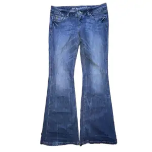 Lågmidjade esprit jeans med bootcut. För långa för mig som är runt 161💔Midjemått tvärs över: 44cm - Innerbenslängd: 83cm
