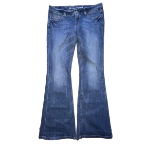 Esprit jeans - Lågmidjade esprit jeans med bootcut. För långa för mig som är runt 161💔Midjemått tvärs över: 44cm - Innerbenslängd: 83cm