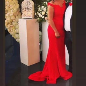 Klänning  - Storlek: 36/38 Finns i Norrköping, men kan fraktas. Pris går att diskutera vid snabb affär.