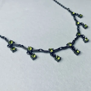 Grönt halsband💚 - (15kr frakt) Vackert grönt halsband! 💚Nästan helt oanvänd så den är som ny. 40 cm lång och justerbar👍🏻 Halsbandet är rätt litet dock, på bilden sitter den nästan som lösast. Passar fint till allt!