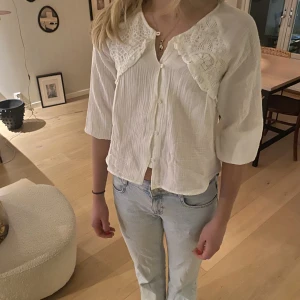 Vit blus - Helt oanvänd (lappen kvar) vit blus ifrån zara sol ej säljs längre. Verkligen superfin men använder den tyvärr inte. Den är köpt ifrån barnavdelningen men skulle säga att den passar S och XS💗Skriv vid fler frågor! (Köpare står för hela frakten)