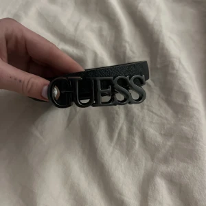 Guess skärp  - Super snyggt guess skärp köpt på zalando men kommer inte till någon användning längre nypris ca 600kr inga skador eller slitage på det💓