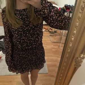 Söt klänning - Super söt klänning från hm. Använd 1 gång. Det är bara att skriva för fler bilder eller frågor❤️