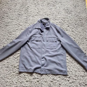 Grå skjortjacka (herr) - Storlek L, köpt för 400 och endast testad ☺️ 
