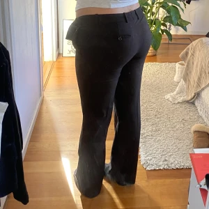 Lågmidjade kostymbyxor - Bruna lågmidjade kostymbyxor, skönt material. Skick: som nytt. (Kan inte ta fler fitpics)