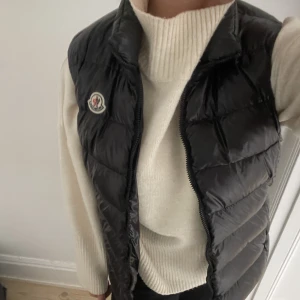 Ghany Down Gilet moncler  - Säljer min svarta moncler väst i strl 3, sitter perfekt på mig som normalt är s och kan ha tjocktröja under Knappt använd. Hittar inte kvittot… men köpt på moncler butiken i Stockholm för 8215kr. Säljer minimum för 4000kr Bra skick
