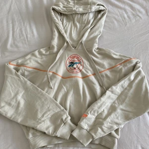 reebok hoodie  - så söt hoodie som ger vintage vibe. strl S, croppad. säljer då den är för kort för min smak. skulle säga att den är i väldigt bra skick. 