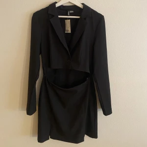 Klänning  - Svart klänning som ser ut som en kjol och kavaj men sitter ihop. Storlek 38 men sitter som 36 Aldrig använt därav prislappen kvar. Det 