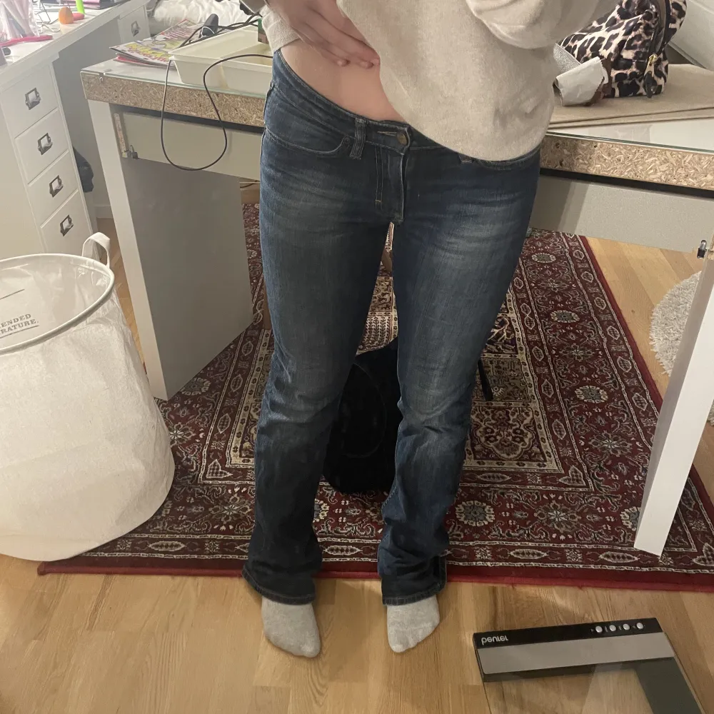 Säljer mina Lågmidjade Jeans ifrån L.O.G.G. (H&M). Storlek 27 (Eu) vilket jag inte vet vad det är i vanlig storlek. Men jag skulle säga en Xs/S då dom sitter bra på mig. Hör av er vid frågor. Inga defekter!! 🫶🏼. Jeans & Byxor.
