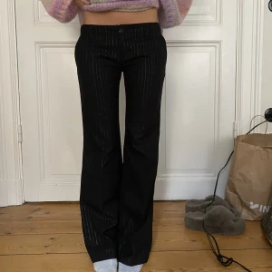 Lågmidjade kostymbyxor! - Jättesnygga svarta kostymbyxor med tunna gråa ränder. 