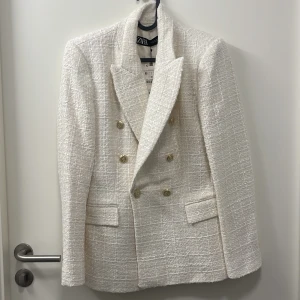 Strukturerad kavaj från Zara - Oanvänd kavaj från Zara. Superfin med lätt axelvadd. Nypris 799kr, lappen sitter kvar. 