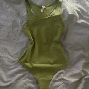 Grön body  - Super söt. Liten på mig tyvärr använd bara en gång 