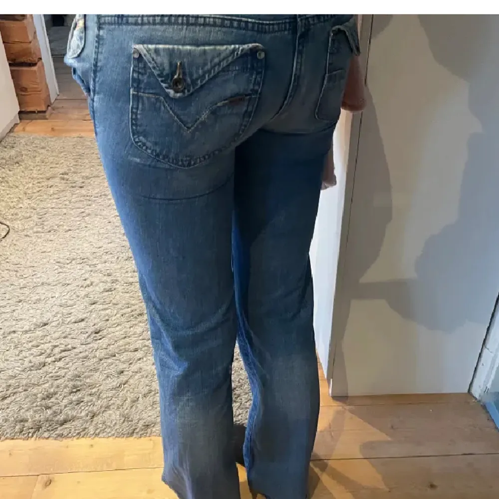Säljer då de är för långa för mig. Storlek 34/36🥰 jag är 166 lång  (Använd köp nu). Jeans & Byxor.
