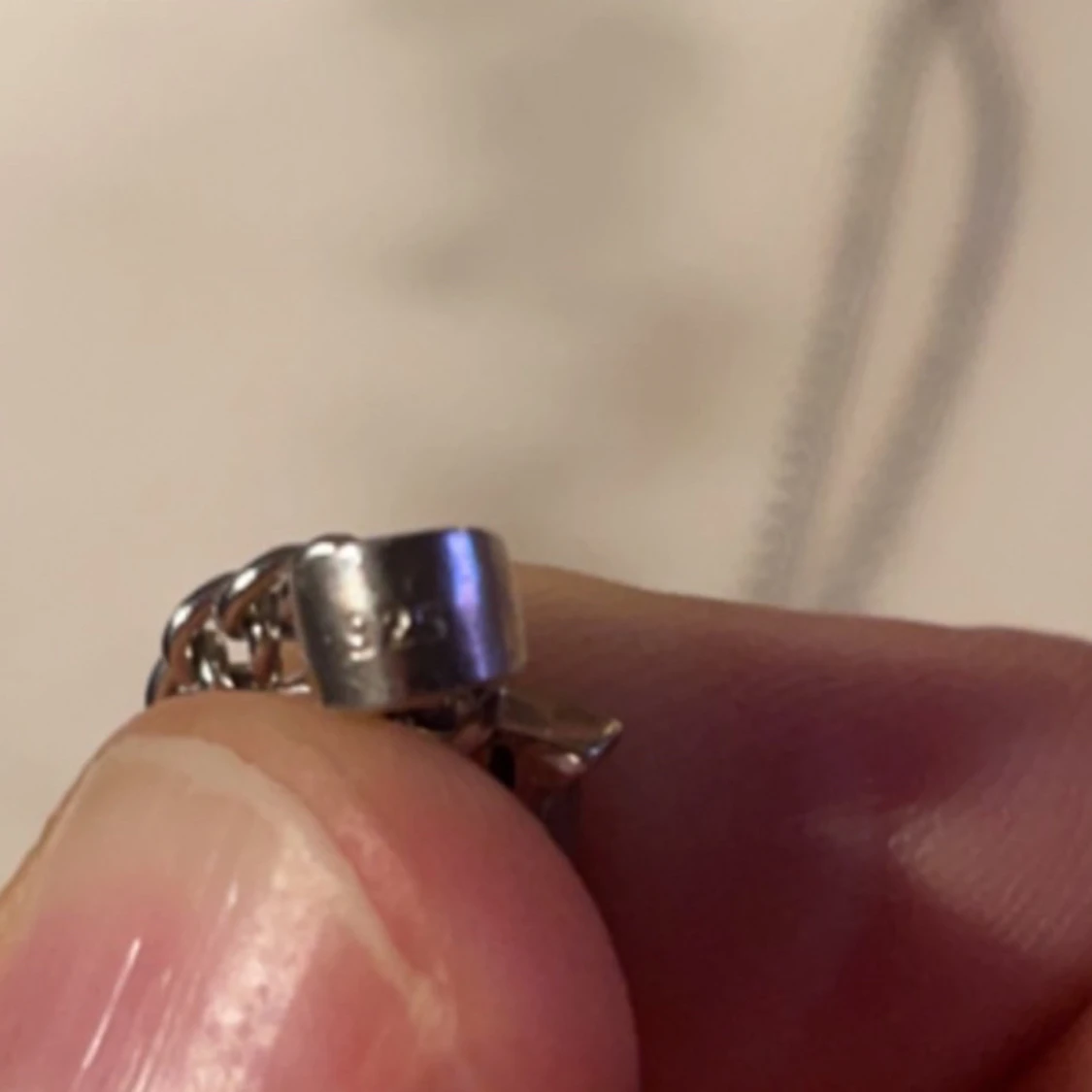 Halsband med ett silver ”F” - 91