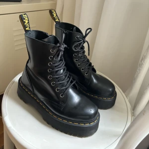 Dr Martens Jadon  - Dr Martens Jadon i platå, strl 37. Jag har försökt gå in dessa ett tag nu men fått inse att dessa tyvärr är lite stora för mig, med det sagt har jag använt dem utomhus max 7 gånger. Snyggaste skorna jag ägt tbh!  Jag köpte dem för nypris, 2400kr✨