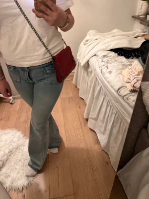 Stella McCartney inspirerad väska - Säljer denna Stella McCartney liknande väska från zara då den ej kommer till använd, supersnygg att ha bödel över axeln eller som en crossbody väska☺️