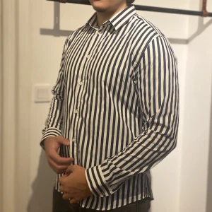 Randig blå/vit skjorta  - Säljer en randig blå/vit skjorta från H&M i storlek XL, skulle säga den passar även för L då den är slimfit. Inga defekter. Skriv för mer info eller bilder🤙🏼