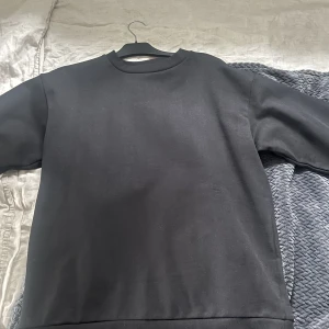 Sweatshirt  - Säljer pågrund av att det inte är mkn storlek den är helt oanvänd och är i toppen skicka 10/10