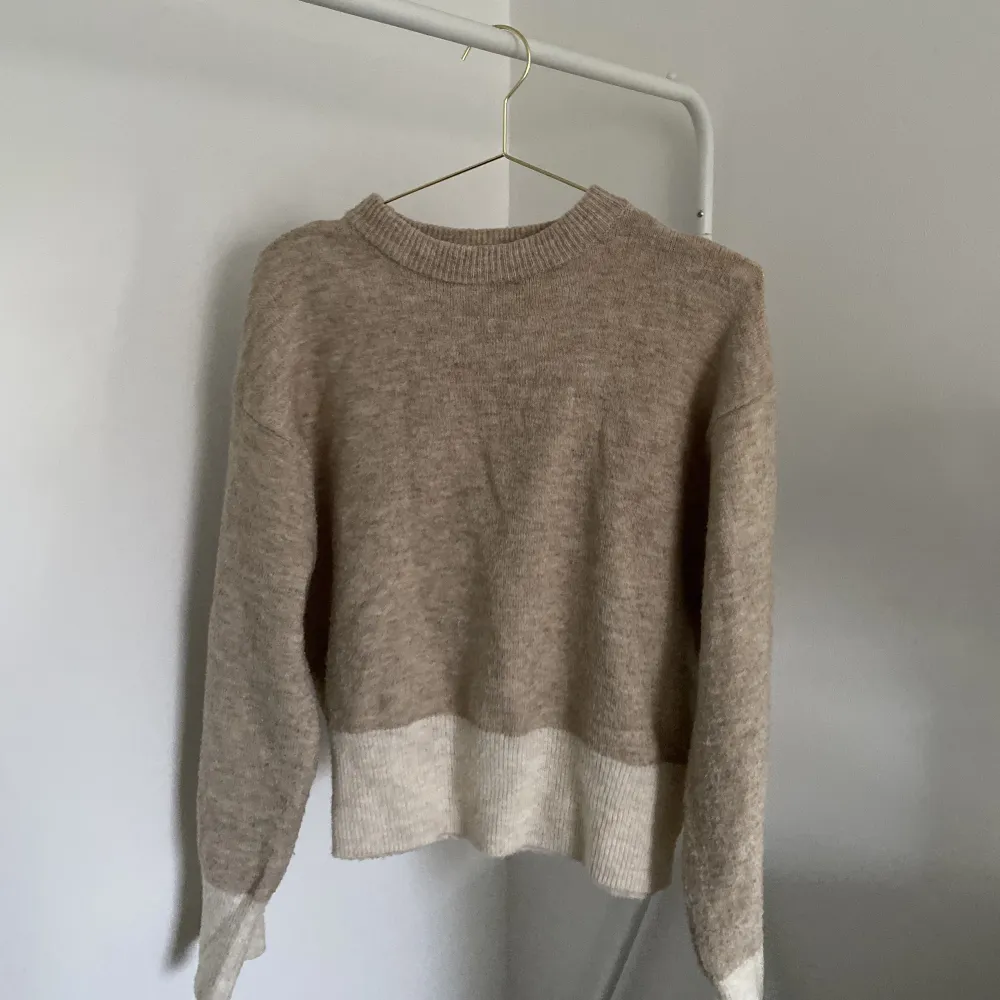 En beige stickad tröja från H&M. Storlek XS. . Neuleet.