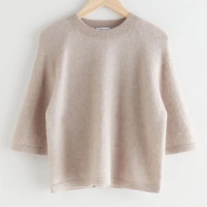 & other stories  - Säljer min tjejs tröja från Other Stories. Jättefin stickad T-shirt som tyvärr blivit för liten 🩷 