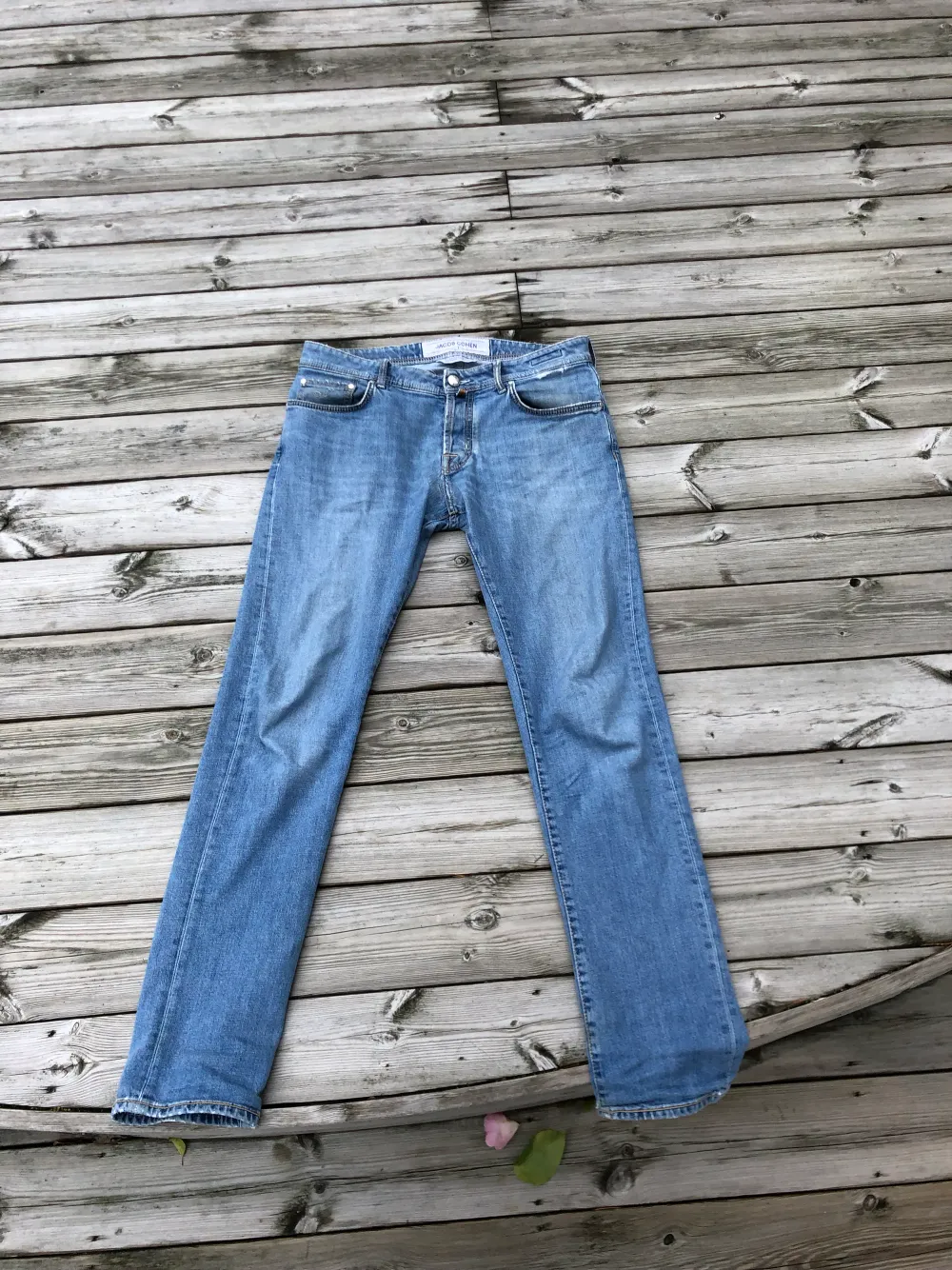 Tja!! Säljer nu dessa populära  Jacob cohen jeansen för dig som vill sticka ut lite!! Bra skicka, lite slitningar där bak (ses på bilden) men absolut inget extremt!! . Jeans & Byxor.