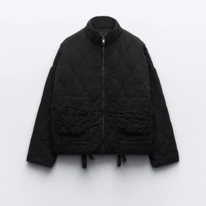 Zara jacka - Denna svin populära jackan ifrån zara. Slutsåld i storleken och i storleken över dess utom. Jackan är i bra skick då jag knappt hunnit använda den ❤️ skriv för fler bilder