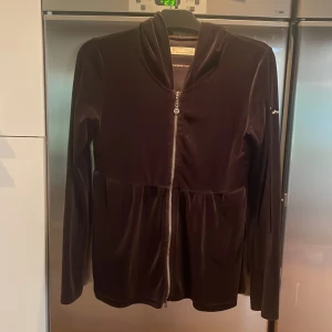 Odd Molly velour tröja str 2 - Jättefin svart velour ziptröja med fint fall str 2(M) i mycket fint skick då den knappt inte är använd.