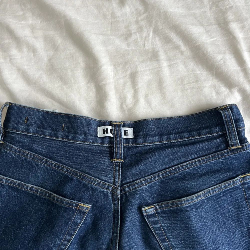 Måttligt använda jeans från Hope i gott skick! Loose och aningen högmidjade. För referens är jag 170.. Jeans & Byxor.