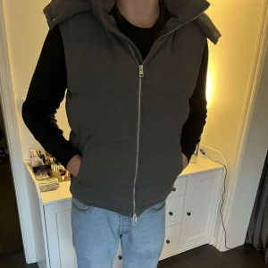 Grå Mango Man väst - Använd fåtal gånger, går ej att köpa i butik längre. 9/10 skick. Storlek M 