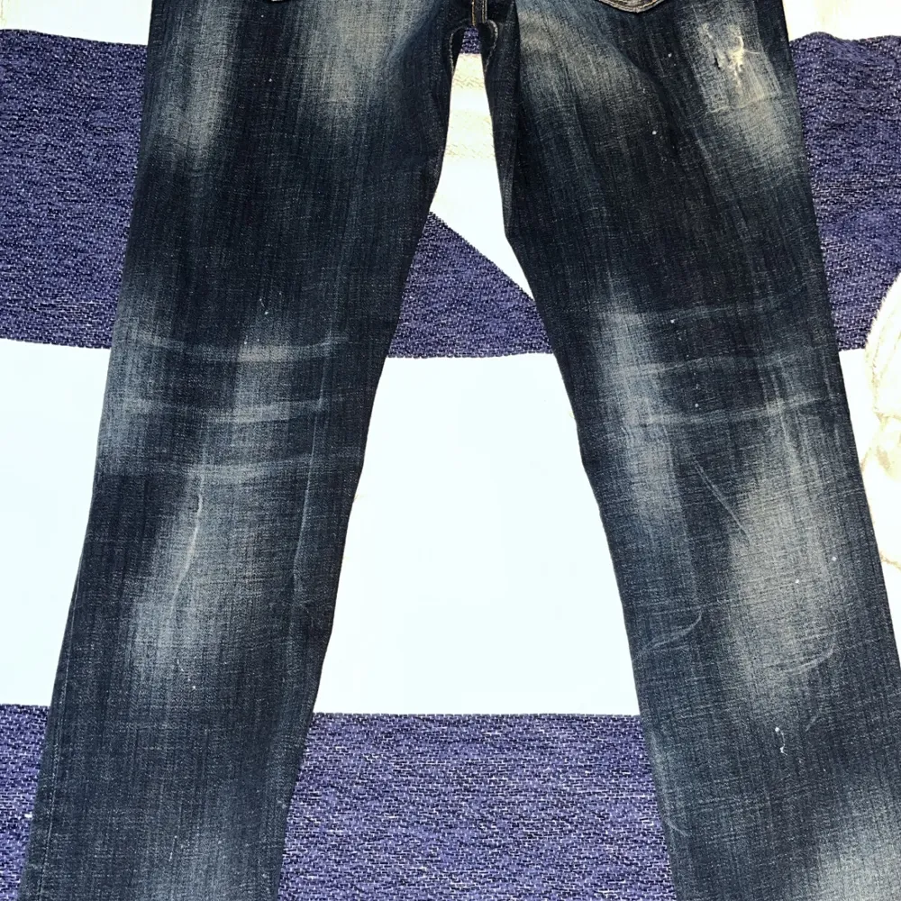 Hej säljer mina dsquared2 byxor som är i väldigt bra skick inga skador eller fläckar, de är precis som nya, Storlek 48 Kopia 1.1. Jeans & Byxor.