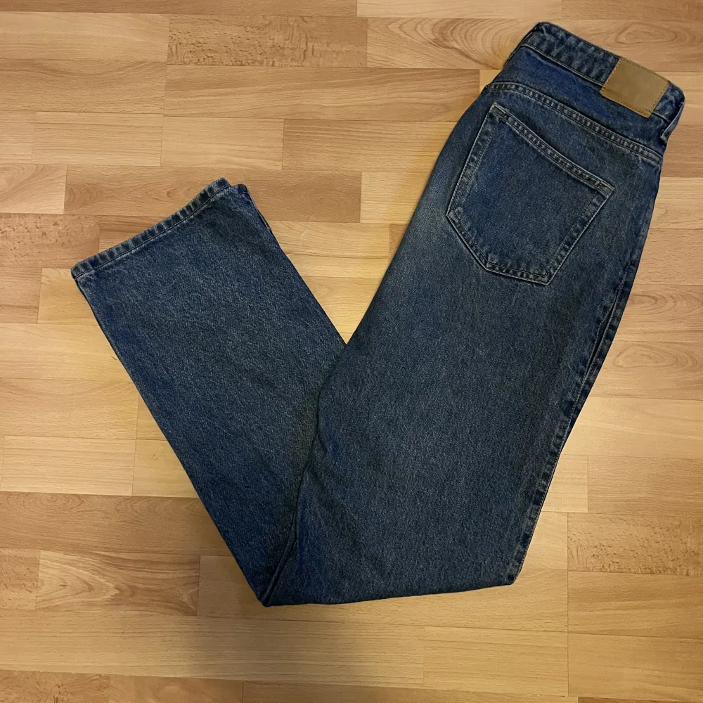 Säljer mina Weekday jeans då desa är för små i midjan. Skicket är i princip som nytt. Ny pris 590kr. Priset kan diskuteras. OBS! Färgen är ljusare i verkligheten som ni kan se på andra bilden. Fler bilder privat💯. Jeans & Byxor.
