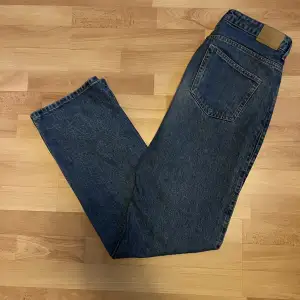 Säljer mina Weekday jeans då desa är för små i midjan. Skicket är i princip som nytt. Ny pris 590kr. Priset kan diskuteras. OBS! Färgen är ljusare i verkligheten som ni kan se på andra bilden. Fler bilder privat💯