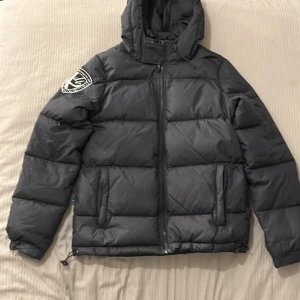 Swedish Design Jacka - Väldigt bra skick, men tyvärr kommer den inte till användning längre💕 Perfekt jacka till vintern.  Nypris: ca 2 000kr