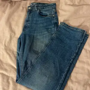 Sköna medeltvättade jeans i stretchigt material, använd ett par gånger. Raka ben och Mid waist