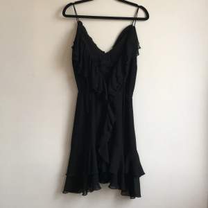 Supersöt, svart klänning. Vintage från hm Snörning framtill eller baktill om man vänder den.