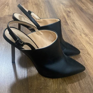 slingbacks  - svarta slingback klackskor som är använda 2 gånger. Passar jättebra till fester och man kan även justera hur tajta man vill att klackarna ska sitta