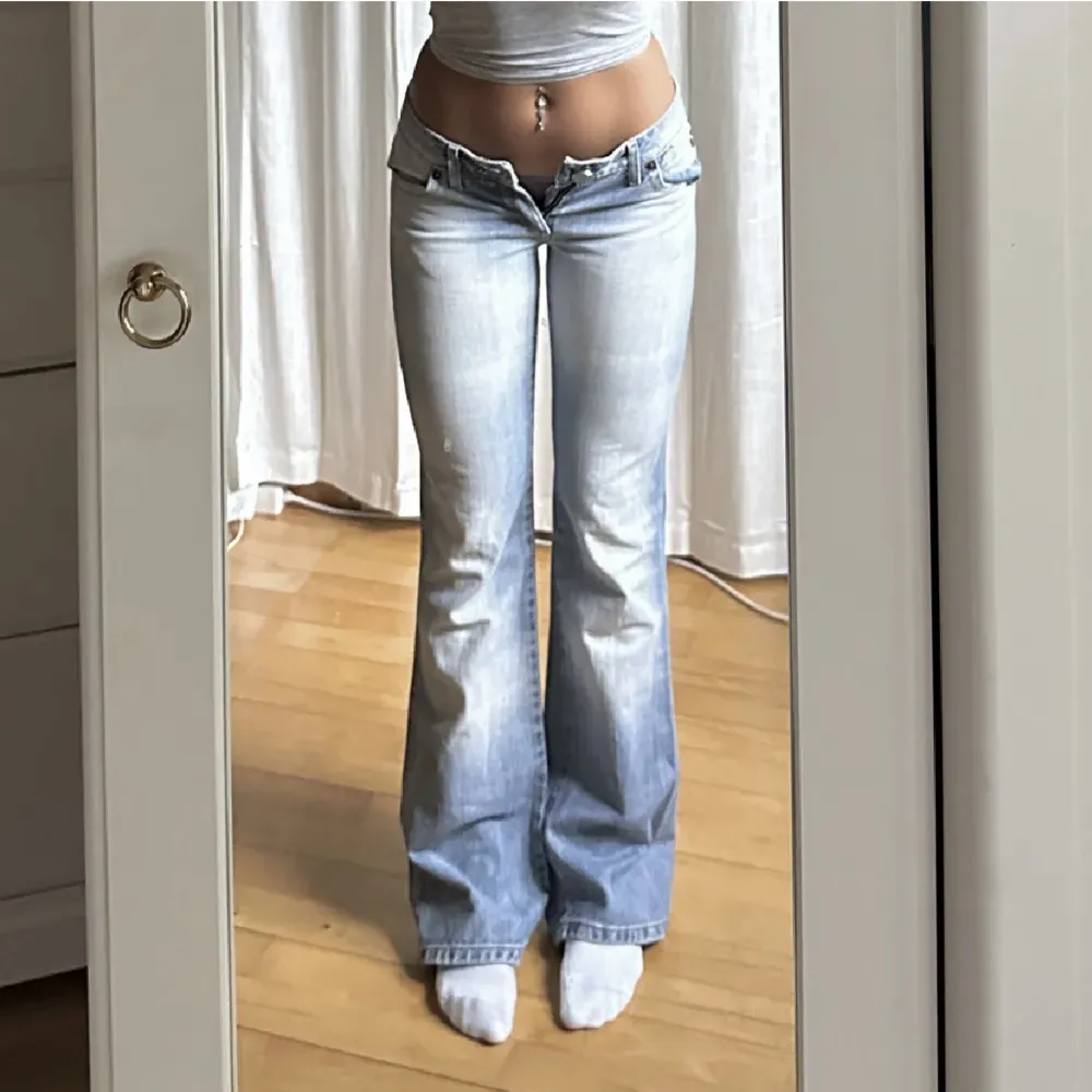 Intressekoll på dess jeans köp här på Plick 💕 skriv om ni undrar något 🤍 Innerben 82 midjemått 72 . Jeans & Byxor.