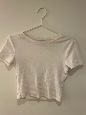 Kortare t-shirt - En tight kortare t-shirt i ribbat material. Från even&odd. 50kr+ frakt🤍