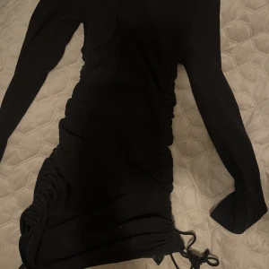 Klänning  - En jättesnygg klänning som är ribbad med band på sidorna, enkel men jätte fin. Köpte för 279kr den är som ny använd  bara en gång🩷 köparen står för frakt