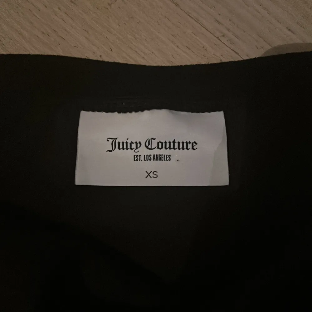 Jag säljer min svarta juicy couture topp,för den inte kommer till användning den är i bra skick inte använt många gånger.. Toppar.