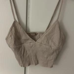 Beiget linne  - Beiget bomulls linne ifrån h&m 🧡säljer då den är förstor för mig :) 