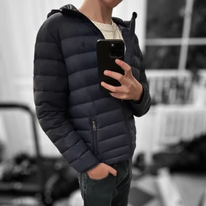 Ralph lauren jacka  - Riktigt snygg Ralph lauren jacka i nyskick. Storlek 14-16.❄️  Modellen på bilden är 169🍁  Skriv vid frågor eller funderingar💫